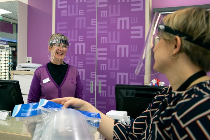 Gita Ek Valkean Silmäasemalta jutteli kauppakeskusassistentti Maria Moilasen kanssa visiirien käyttämisestä myymälässä.