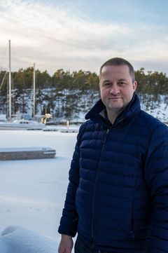 Kuvassa yrittäjä Antti Saarisalo vierasvenesataman edessä. Kuva: Ajola Yachts, Ajolanranta