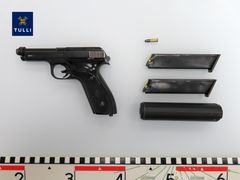 Tutkinnan aikana takavarikoitu pistooli sekä siihen kuuluvat lippaat ja äänenvaimennin.