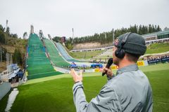 Lumilautailija Eero Ettala juontamassa vuoden 2019 kilpailua. Kuvaaja: Victor Engström / Red Bull Content Pool.