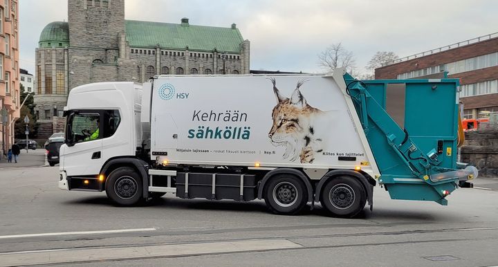 HSY ja VTT ovat testanneet viime vuodesta lähtien sähköistä jäteautoa Helsingin kantakaupungissa, jotta jätehuollon melu- ja lähipäästöjä saataisiin karsittua tulevaisuudessa. Kuva: Jussi Moilanen / HSY