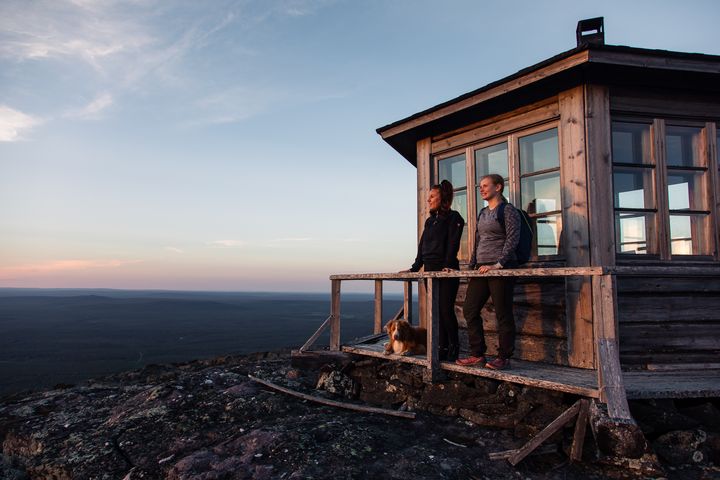 Jyväskyläläinen Sonja Julkunen (oik.) tekee useamman kerran vuodessa etätöitä Jeesiössä Sodankylässä. Kuva: Alexander Kuznetsov / All About Lapland.