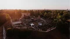 Viljandin linnan mäellä järjestetään yhdet Euroopan merkittävimmistä kansanmusiikkifestivaaleista. Kuva: Visit Estonia
