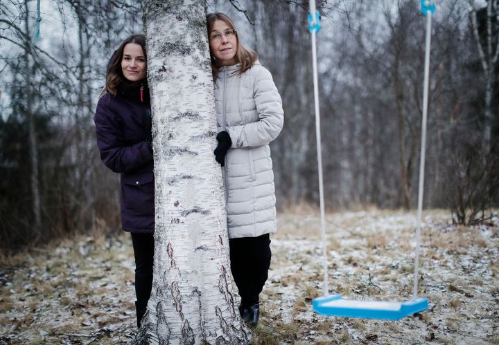 Nimenomaan länsimaissa, joissa vanhemmuudessa ihannoidaan rakastavuutta ja kärsivällisyyttä, ollaan vanhempina uupuneimpia, toteavat dosentti Matilda Sorkkila (vas.) ja professori Kaisa Aunola Jyväskylän yliopiston psykologian laitokselta. Kuva: Petteri Kivimäki / JYU