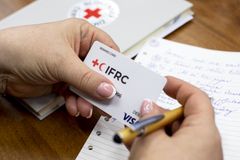 Internationella Röda Korsets kontanthjälpsprogram hjälper människor i Ukraina att sköta sina basbehov, till exempel att skaffa mat och mediciner. Bild: Marko Kokic / IFRC