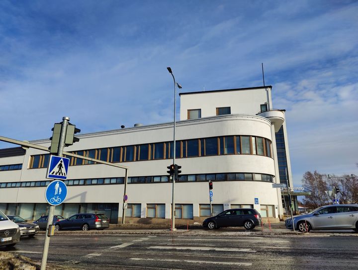 Entinen opistotalo sijaitsee maasillan kupeessa. Kuva: Vaasan kaupunki/Pauliina Pääkkönen.