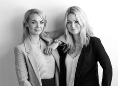 Kuvassa Lola&Lykken perustajat Laura Mcgrath (vasemmalla) ja Kati Hovikari (oikealla)