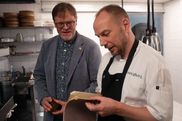 Timo Immonen (vas.) lähetti isoäitinsä Hiljan reseptivihkon Finnjävelin perinnereseptikilpailuun. Lukiessaan maksapiiraan reseptin Finnjävelin keittiömestari Tommi Tuominen (oik.) ajatteli: ”Tämän on pakko olla hyvää!”.