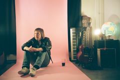11.11 På A la Malmi-klubben uppträder Joni Ekman som framför lugnare toner ur sin punkrock-historia i sin lovordade soloproduktion. Bild: Kristiina Tuhkanen.