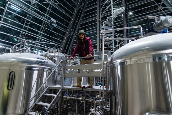 CoolHead Brew -panimon perustaja Cleber Goncalvesin mielestä Helsinki on erinomainen paikka harjoittaa panimotoimintaa. Vanhaan rakennukseen Viikissä on tehty uutta toimintaa vastaava käyttötarkoituksen muutos ja mittava remontti. Kuva: Oskari Sarkima