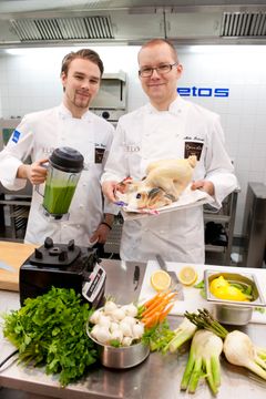 Kuvassa oikealla on Suomen Bocuse d'Or edustaja Mika Palonen ja vasemmalla assistentti Juho Ekegren. Kuvaaja Manne Stenros.