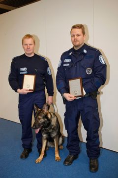Sankarikoira: Saksanpaimenkoira Andy, Jarmo Lehtinen, Heikki Kontulainen
Kuva: Jukka Kaitala/STT Info Kuva. Kuvat ovat vapaasti käytettävissä. Kuvia julkaistaessa pyydämme mainitsemaan lähteen: kuvaajan nimi ja STT Info Kuva.
Kuvat ovat painokelpoisia.