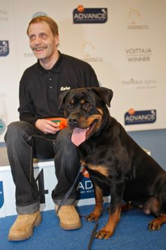 Sankarikoira: Rottweiler Ella, Esko Rintala.
Kuva: Jukka Kaitala/STT Info Kuva. Kuvat ovat vapaasti käytettävissä. Kuvia julkaistaessa pyydämme mainitsemaan lähteen: kuvaajan nimi ja STT Info Kuva.
Kuvat ovat painokelpoisia. Jos kuva ei suuren koonsa v