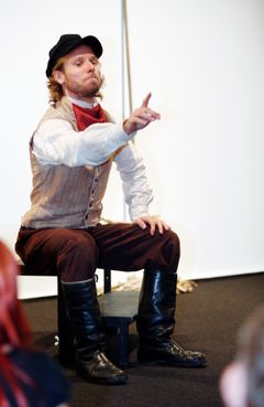 Kalastaja Viktor vuodelta 1862 kalajutun pauloissa. Näyttelykeskus WeeGeen museoissa juhlaviikolla draamakierrokset "Kartanonneidosta teekkariin".
26.-31.8. Espoon juhlaviikot.
Kuva: Johanna Viljakainen/STT Info Kuva. Kuvat ovat vapaasti käytettävissä.