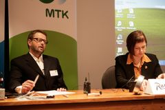 Vasemmalta ympäristömuutoksen professori Atte Korhola, Helsingin yliopisto ja ympäristöministeri Paula Lehtomäki.
Kuva: Jakke Nikkarinen/STT Info Kuva. Kuvat ovat vapaasti käytettävissä. Kuvia julkaistaessa pyydämme mainitsemaan lähteen: kuvaajan nimi ja