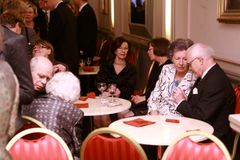 Oikealta vasemmalle: LSKL:n ex pj Seppo Lindblom, Rouva
Tellervo Koivisto, Professori Pirkko Koski, Rouva Anneli Lindblom,
Maaherra Heikki Koski (=myös LSKL:n ex pj). Selin kuvassa vasemmalla
LSKL:n kunniajäsen fil. tri Elina Rautanen, kuva: J