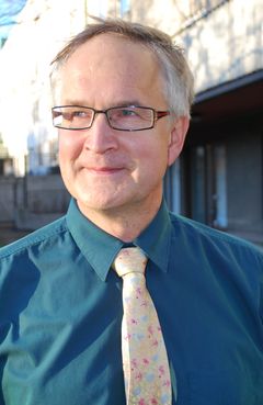 Kuvassa on Terveyden ja hyvinvoinnin laitoksen (THL) kehittämispäällikkö, lastenpsykiatri Jukka Mäkelä, joka sai Helsingin ensikodin tunnustuspalkinnon. Kuva: Mikko Savelainen