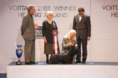 Näyttelyn parhaimmaksi koiraksi valittiin skyenterrieri Olivia Spirit Of American Idol, jonka omistavat Hanna Granlund sekä Thea ja Rolf Dahlbom Ojakkalasta.
Kuvassa myös tuomariKari Järvinen (näyttelyn pj) ja Jouko Yrjölä (Kennelliiton kunniapj.)
Kuva: