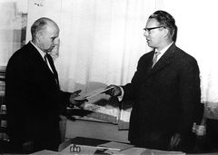 Yleisen työeläkelain säätäminen vaati pitkää taustatyötä. TEL- ja LEL-lait 1961 pohjautuivat pitkälti vuosia toimineen eläkekomitean mietintöön. Eläkekomitean puheenjohtaja Teivo Pentikäinen luovuttaa mietintöä sosiaaliministeri Eeli Erkkilälle 20.9.1960.