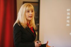 Mitä korkeampi palkka, sitä pidempiä ovat työviikot ja sitä useammin koetaan että työ vie liikaa aikaa, kertoo Päivi Salminen. Kuva: Johanna Viljakainen/STT Info Kuva. Kuvat ovat vapaasti käytettävissä. Kuvia julkaistaessa pyydämme mainitsemaan lähteen: k