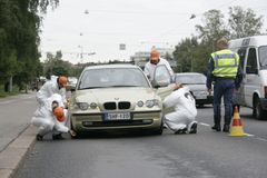 Rengasratsiat ovat luonteeltaan neuvontahenkisiä, mutta poliisi puuttuu laiminlyönteihin normaaliin tapaan. Autonrengasliiton ”valkoasuiset rengastohtorit” jakavat rengastietoa ja keräävät tutkimusaineistoa renkaiden syyskunnosta.
Kuvaaja: Ilkka Hietala