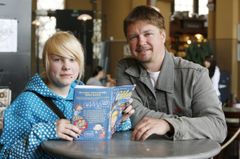 Timo ja Hilma Parvela tietävät, mitä hyvään ystäväkirjaan kuuluu. Isä ja tytär ovat kirjoittaneet hauskan koulumaailmaan sijoittuvan Ella ja kaverit –ekstran.
Kuva: Johanna Viljakainen/STT Info Kuva. Kuvat ovat vapaasti käytettävissä. Kuvia julkaistaessa