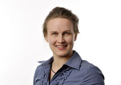 Valokuvassa ääni radiotunnuksen takana, toimittaja Johanna Vuonokari