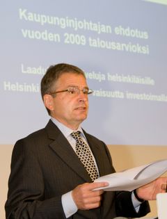 Kaupunginjohtaja Jussi Pajunen esittelee vuoden 2009 talousarvioehdotusta. Kuva: Petri Asikainen/STT Info Kuva. Kuvat ovat vapaasti käytettävissä. Kuvia julkaistaessa pyydämme mainitsemaan lähteen: kuvaajan nimi ja STT Info Kuva.
Kuvat ovat painokelpois