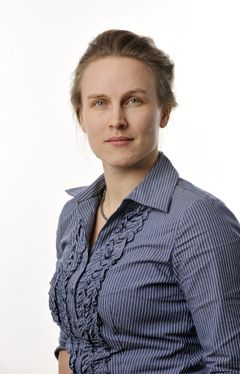 Valokuvassa ääni radiotunnuksen takana, toimittaja Johanna Vuonokari