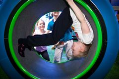 Volttikone: Lappsetin suunnittelema volttikone kieputtaa Katajarannan koulun 4B-luokan oppilaita. Valokuvat: Antti Kurola