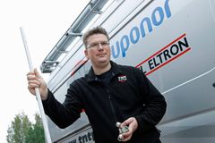 Yrittäjä Jouni Jauhiainen espoolaisesta TNT-Putki Oy:stä kuuluu Uponorin palveluverkostoon ja on tyytyväinen uuteen palvelukonseptiin. Asiakkaat ovat puolestaan antaneet hyvää palautetta TNT-Putken tavasta hoitaa putkiremontit. Kuva: Jakke Nikkarinen/STT