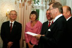 Espoota onnittelemassa HUS, hallituksen ja valtuuston edustajat. Kuva: Johanna Viljakainen/STT Info Kuva. Kuvat ovat vapaasti käytettävissä. Kuvia julkaistaessa pyydämme mainitsemaan lähteen: kuvaajan nimi ja STT Info Kuva.
Kuvat ovat painokelpoisia. Jo