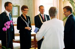 Valtuuston puheenjohtaja Markku Sistonen, hallituksen puheenjohtaja Jukka Mäkelä ja kaupunginjohtaja Marketta Kokkonen vastaanottivat 550-vuotiaan Espoon puolesta onnitteluja Gumbölen kartanon leppeässä ilmapiirissä torstaina 28.8. Helsingin kaupungin onn
