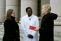 Tohtori Toivo ojensi kokoomuksen varapuheenjohtaja Henna Virkkuselle ensiapulaukun. ”Ensiapulaukulla haluamme muistuttaa, että maailmassa on vielä paljon parannettavaa”, sanoi Kepan kehityspoliittinen sihteeri Terhi Ylikoski.
Kuva: Jakke Nikkarinen/STT I