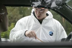 Rengasratsiat ovat luonteeltaan neuvontahenkisiä, mutta poliisi puuttuu laiminlyönteihin normaaliin tapaan. Autonrengasliiton ”valkoasuiset rengastohtorit” jakavat rengastietoa ja keräävät tutkimusaineistoa renkaiden syyskunnosta.
Kuvaaja: Ilkka Hietala