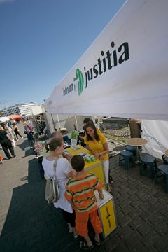 Intrum Justitian asiakasneuvontateltalla tehtiin tutkimusta kuluttajien maksutavoista kesällä 2009.