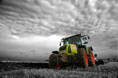 KUVA: Performer on tractor