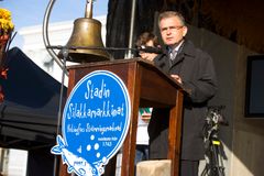 Ylipormestari Jussi Pajunen avasi sunnuntaina 5.10. Kauppatorilla Helsingin vanhimman perinnetapahtuman, Silakkamarkkinat, jotka ovat järjestyksessään 266.
Kuva: Jakke Nikkarinen/STT Info Kuva. Kuvat ovat vapaasti käytettävissä. Kuvia julkaistaessa pyydä