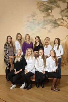 FOTO 2. Luciakandidaterna 2011. Uppe från vänster Ellen Eklund, Ingrid Lise Taraldset, Johanna af Hällström, Heini Rautoma, Sophie Nylund och Cecilia Ebbe. Nere från vänster Ann-Sofie Nyholm, Emma Liljeroth, Jacintha Damström och Nora Peltola. Foto: Folkh
