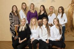 FOTO 2. Luciakandidaterna 2011. Uppe från vänster Ellen Eklund, Ingrid Lise Taraldset, Johanna af Hällström, Heini Rautoma, Sophie Nylund och Cecilia Ebbe. Nere från vänster Ann-Sofie Nyholm, Emma Liljeroth, Jacintha Damström och Nora Peltola. Foto: Folkh