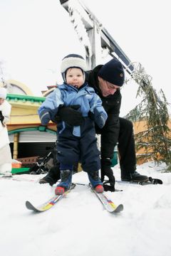 Santeri Ahti ensimmäistä kertaa suksilla, isä Aarno Ahti. Kuva:Jakke Nikkarinen. Kuvat ovat vapaasti käytettävissä. Kuvia julkaistaessa pyydämme mainitsemaan lähteen: kuvaajan nimi ja STT Info Kuva.
Kuvat ovat painokelpoisia. Jos kuva ei suuren koonsa v