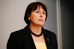 Apteekkariliiton farmaseuttinen johtaja Sirpa Peura sanoo että viitehintauudistus on onnistunut apteekeissa hyvin vaikka joidenkin viitehintaisten lääkkeiden saatavuudessa on ollut ongelmia.
Kuva: Johanna Viljakainen/STT Info Kuva. Kuvat ovat vapaasti kä