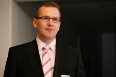 Apteekkariliiton asiantuntijaproviisori Ari Jansen arvioi että lääkevaihdon piirissä olevien lääkkeiden hintojen lasku jatkuu.
Kuva: Johanna Viljakainen/STT Info Kuva. Kuvat ovat vapaasti käytettävissä. Kuvia julkaistaessa pyydämme mainitsemaan lähteen:
