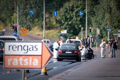 Rengasratsia 2009 -turvallisuuskampanja avattiin Helsingissä Nordenskiöldinkadulla maanantaiaamuna 31.8.2009.
Kuva: Petri Asikainen/STT Info Kuva. Kuvat ovat vapaasti käytettävissä. Kuvia julkaistaessa pyydämme mainitsemaan lähteen: kuvaajan nimi ja STT