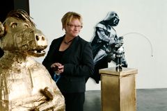 Kokoelmaintendentti Pirkko Siitari pohtii Ansi kasitonnin teosten sijoittelua. Kuva: Johanna Viljakainen/STT Info Kuva. Kuvat ovat vapaasti käytettävissä. Kuvia julkaistaessa pyydämme mainitsemaan lähteen: kuvaajan nimi ja STT Info Kuva.
Kuvat ovat pain