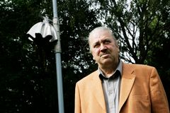 1. Kuvanveistäjä Pekka Kauhasen Ilmestys-teos paljastettiin Espoonjokilaaksossa. Kuva: Jakke Nikkarinen/STT Info Kuva. Kuvat ovat vapaasti käytettävissä. Kuvia julkaistaessa pyydämme mainitsemaan lähteen: kuvaajan nimi ja STT Info Kuva.
Kuvat ovat pai