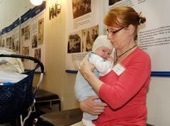 Mannerheimin Lastensuojeluliiton liittokokous kokosi yli 300 jäsentä Lappeenrantaan. Nuorin kokousedustaja Kaapo äitinsä Arja Rahusen kanssa. Kuva: Ari Nakari/STT Info Kuva. Kuvat ovat vapaasti käytettävissä. Kuvia julkaistaessa pyydämme mainitsemaan läh