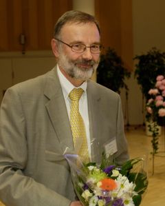 Lastentautiopin professori Olli Simell on valittu Mannerheimin Lastensuojeluliiton puheenjohtajaksi alkaen 1.1.2009. Kuva: Ari Nakari/STT Info Kuva. Kuvat ovat vapaasti käytettävissä. Kuvia julkaistaessa pyydämme mainitsemaan lähteen: kuvaajan nimi ja STT