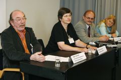 Nigel Cantwell, Monika Niederle, Martti Kemppainen ja Sandra Bürger tulivat FICE-kongressiin puhujiksi. Kuva: Johanna Viljakainen/STT Info Kuva. Kuvat ovat vapaasti käytettävissä. Kuvia julkaistaessa pyydämme mainitsemaan lähteen: kuvaajan nimi ja STT Inf