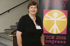 FICE:n puheenjohtaja Monika Niederle kertoo että laatutavoitteena on että kaikki lapsen hoitoon ja huoltoon liittyvät asiat päätetään yhdessä lapsen kanssa.Kuva: Johanna Viljakainen/STT Info Kuva. Kuvat ovat vapaasti käytettävissä. Kuvia julkaistaessa pyy